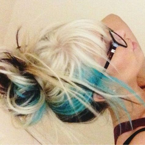 Love!! But would prefer pink over blue Blue Blonde Black Hair, Blue And Pink Hair Ideas, Pretty Dyed Hair, Blue Blonde Hair, Blonde Hair With Blue Highlights, Messy Buns, Funky Hairstyles, Trendy Hair Color, Hair Color And Cut