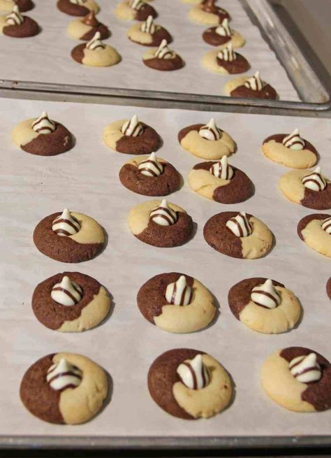 Hershey Kiss Cookies Recipe, Christmas Cookies Aesthetic, Kiss Cookies Recipe, Hugs Cookies, Kisses Cookies, Hershey Hugs, Kiss Cookie Recipe, Hershey Kiss Cookies, Hersheys Kisses