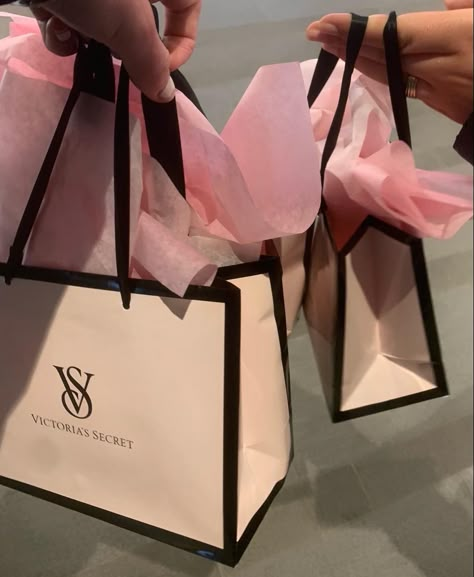 Victorias Angels Aesthetic, Pink Aesthetic Victoria Secret, Victoria Secret Shop Aesthetic, Victoria Secret Aethstetic, Vs Angel Lifestyle, Victoria Secret Aesthetic Pink, Foto Victoria Secret, Shopping Pink Aesthetic, Model Aesthetic Pink