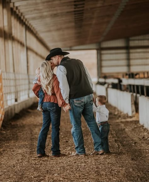 Western Sibling Pictures, Cute Western Family Pictures, Family Western Pictures, Western Style Family Photoshoot, Country Mom And Son Pictures, Country Theme Family Photoshoot, Ranch Family Pictures, Country Life Goals, Family Photoshoot Western