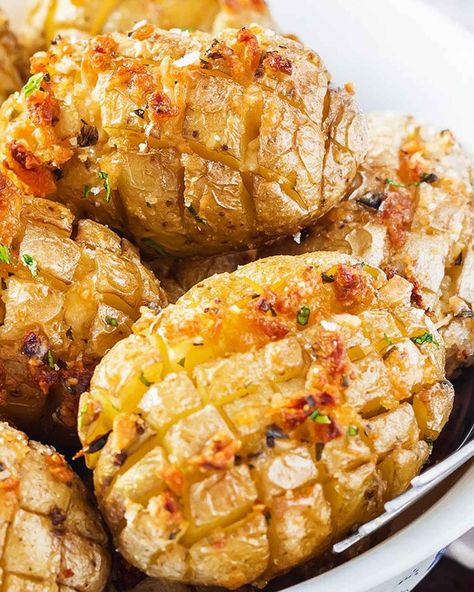 Potato Side Dish Recipes: 12 of the Best Potato Recipes — Eatwell101 Instant Pot Potatoes, Potato Side Dish Recipes, Russet Potato Recipes, Potato Side Dishes Easy, Bbq Potatoes, Best Potato Recipes, Potato Side Dish, Garlic Roasted Potatoes, Pasta Vegetariana