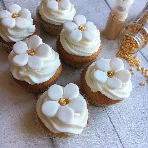 Carrying on the gold and white theme with these elegant flower topper cupcakes 💫 DM with any enquires #cupcakes #colchester #fondanttoppers… Flower Topper, Cakes Elegant, Buttercream Flower, Buttercream Flower Cake, 50th Anniversary Party, Fondant Toppers, Buttercream Flowers, Wedding Cupcakes, Cup Cakes