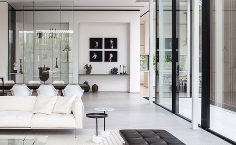 Piero Lissoni creates a modernist Tel Aviv home with a Milanese twist Piero Lissoni, Wallpaper Uk, Design Del Prodotto, Private Villas, Elle Decor, Best Interior, Modern Interior Design, Luxury Interior, Design Modern