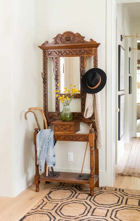 Modern farmhouse hideaway in the breathtaking Blue Ridge Mountains Antique Hall Tree, Southern Living Idea House, Wellborn Cabinets, Southern Living Plants, Lauren Liess, Hall Stand, Southern Living Homes, Interior Vintage, Foyer Decor