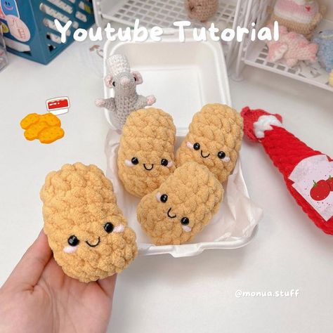 Phuong ✌︎(｡･ω･｡)✌︎ on Instagram‎: "Chicken Nugget Tutorial 🍗🍟 ᯓ ᡣ𐭩.  Full tutorial in my Youtube: Monua DIY (link in bio) Someone requested me to make a chicken nugget tutorial, so here it is (*’▽’*) If you would like a tutorial for anything, comment to let me know. If I can do it, I will hehe. Hope you enjoy making this, have a lucky day 🍀  #crochet #crochetaddict #crochetlove #crocheted #crochetlover #crochetersofinstagram #crochetinspiration #amigurumi #amigurumis #giftideas #손뜨개 #코바늘인형#häkelnmachtglücklich #あみぐるみ #かぎ針編み小物  #tutorial #diy #handmade #chickennugget #food #crochetkeychain #foodlover #foodlovers #mcdonalds"‎ Crochet Mcdonalds, Crochet Chicken Nugget Pattern Free, Chicken Nugget Crochet Pattern, Crochet Nugget, Plushies Tutorial, Crochet Chicken Nugget, Random Crochet, Amigurumi Food, Crochet Plushies