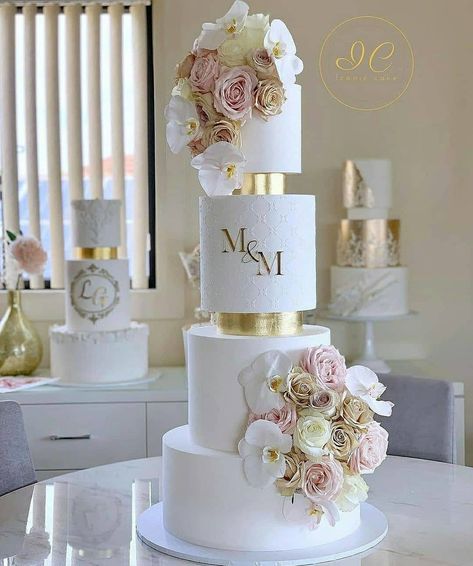 Latest Cake Design, White And Gold Wedding Cake, Fancy Wedding Cakes, Pretty Wedding Cakes, Big Wedding Cakes, Dream Wedding Cake, Luxury Wedding Cake, Amazing Wedding Cakes, Fancy Wedding