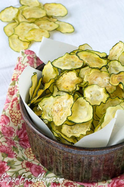 salt and vinegar zucchini chips2 (1 of 1) Salt And Vinegar Zucchini Chips, Healthy Chips, Pasta Vegetariana, Salt And Vinegar, Zucchini Chips, School Snack, Makanan Diet, Dehydrated Food, Diet Vegetarian