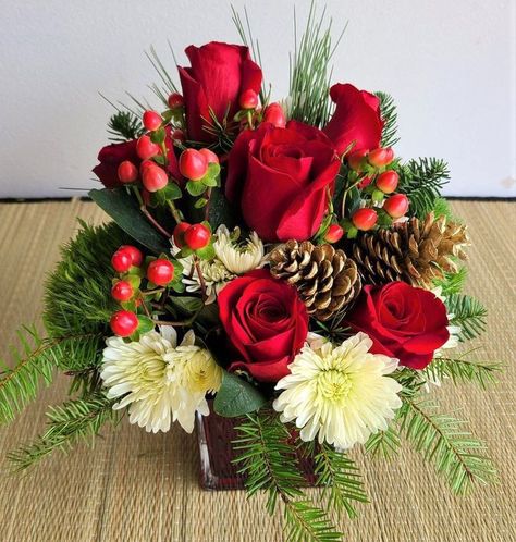 Christmas Flower Arrangements Ideas, Flower Garden Aesthetic, Christmas Floral Arrangements Diy, Flower Arrangements Ideas, Christmas Floral Designs, Winter Flower Arrangements, Winter Floral Arrangements, Christmas Centers, Christmas Bouquet