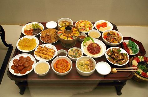 Great Korean Food on Chuseok Day! Chuseok Food, Food Table, Food Platters, Korean Food, Aesthetic Food, Holidays, Quick Saves