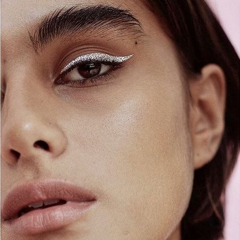 Trucco Smokey Eye, Silver Glitter Eye Makeup, Glitter Cut Crease Makeup, Makeup Weddings, Editorial Make-up, Makeup Silver, Eye Makeup Glitter, Silver Eyeliner, Eyeliner Glitter