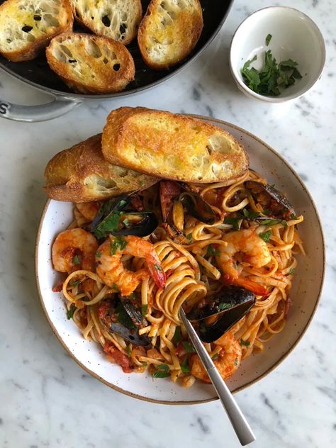 Seafood Pasta with Linguine Shrimp and Mussels. This recipe makes a fantastic weekend dinner! It's hearty, flavorful, and delicious! Paella Recipe Seafood, Pasta Seafood, Sea Foods, Seafood Shrimp, Indonesian Recipes, Mussels Recipe, Seafood Pasta Recipes, Seafood Paella, Cilantro Sauce