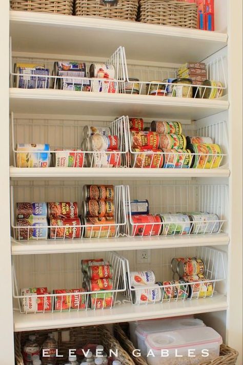 Beautiful Pantry, Koti Diy, Organized Pantry, Kitchen Organization Pantry, Kitchen Organization Diy, Kitchen Hacks Organization, The Home Edit, Pantry Design, Pantry Storage