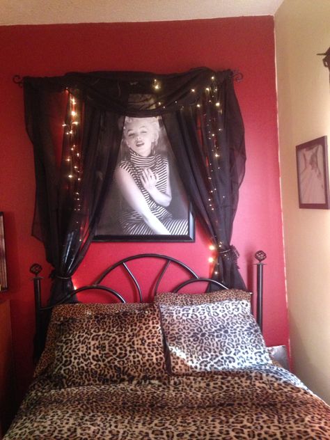 Marilyn Monroe, cheetah print,  lights and black curtains, bedroom Marilyn Monroe Bedroom Ideas Decor, Pinup Bedroom Ideas, Marilyn Monroe Room Ideas Bedrooms, Marilyn Monroe Room Ideas, Marilyn Monroe Bedroom Ideas, Cheetah Print Room Ideas, Cheetah Print Bedroom Ideas, Cheetah Bedroom Decor, Cheetah Print Bedroom