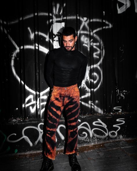 Model with manipulated pants on urban graffiti background. Bleach Art Pants, Handprints Art, Custom Pants, Dye Pants, Tie Dye Pants, Hand Printed Textiles, Bleach Tie Dye, Sewing Workshop, Tie Dye Techniques