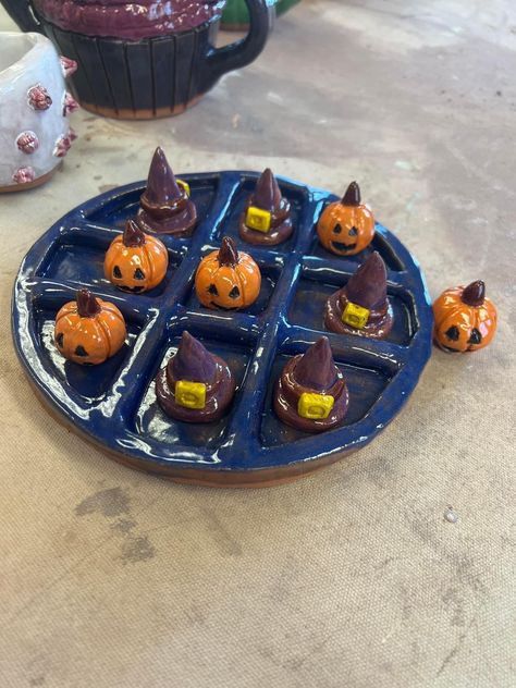 Halloween Air Dry Clay Crafts, Modeling Clay Art Ideas, Clay Craft Gift Ideas, Air Dry Clay Ideas Halloween, Air Dry Clay Projects Halloween, Air Dry Clay Halloween Ideas Diy, Clay Art Halloween, Tic Tac Toe Board Clay Ideas, Cute Halloween Air Dry Clay Ideas