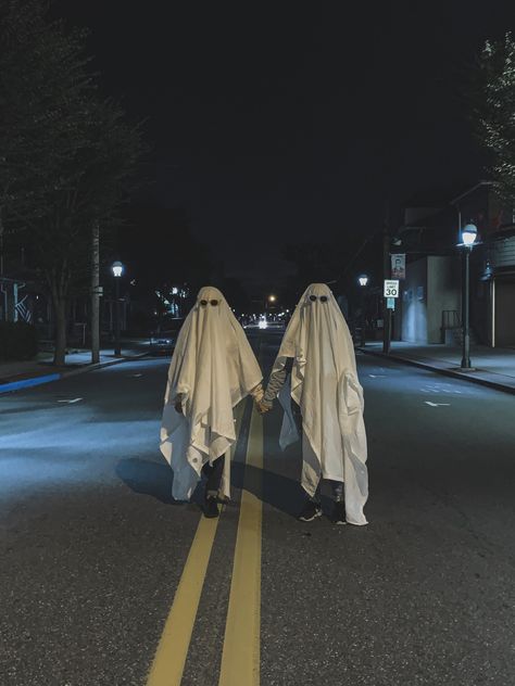 Gost Photo Aesthetic, Halloween Ghost Trend, Ghost Photo Shoot Trend, Ghost Trend Pictures, Two Ghosts Aesthetic, Ghost Picture Trend, Couple Ghost Photoshoot, Gost Photo, Ghost Shoot