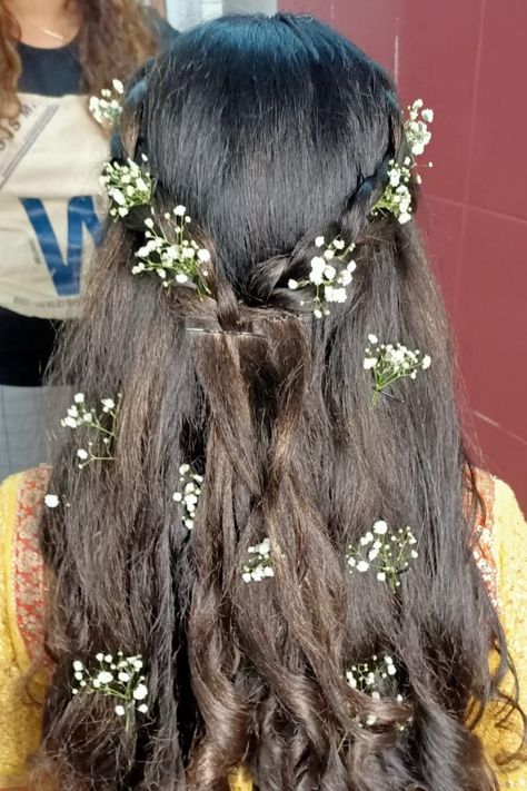 Subtle Curls, Open Hairstyle, Low Ponytail Hairstyles, Glow Hair, Indian Bridesmaid Dresses, Open Flower, Open Hairstyles, Bridal Jewelry Collection, Flower Ornaments