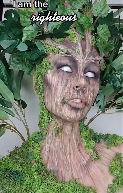 Dryad Costume, Halloweenský Makeup, Tree Costume, Fancy Costumes, Creatures Of The Night, Halloween Make Up, Up Halloween, Facepaint, Willow Tree