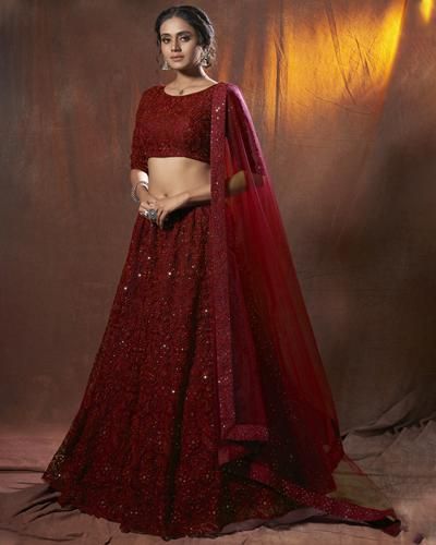 Make your big day picture perfect in this Maroon Soft Net Monochrome Lehenga with Dupatta! Flaunt this elegant attire like a queen with an all-over embroidery coupled georgette dupatta. Now stun everyone with your graceful look and be the attention stealer! Imagine yourself wearing this Maroon Soft Net Monochrome Lehenga with Dupatta and grasping everyone’s attention. You are going to dazzle. It is the perfect outfit for bridesmaids. The outfit is perfect for weddings, reception parties, enagage Monochrome Lehenga, Bridesmaids Lehenga, Maroon Lehenga, Pengantin India, Net Blouses, Bollywood Lehenga, Net Lehenga, Lehenga Choli Online, Red Lehenga