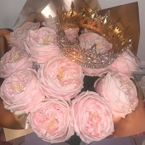 Large Bouquet fit for a Queen to present to your loved one in a stunning white box. 💘Flowers that will never die, just like your love for her💘 One dozen real touch 3.5" large headed roses that truly need to be seen and touched in person to know how incredibly beautiful they are! Pink or Champagne coloured diamante Crown or Tiara included to add to the magic. If you would like to ask your Queen to follow us and to send over a photo holding her bouquet and wearing her Tiara along with a quick re Cute Flower Bouquets, Roses Crown, Roses Aesthetic, Royal Pink, Large Bouquet, Luxury Flower Bouquets, Box Flowers, White And Pink Roses, Pink Rose Bouquet