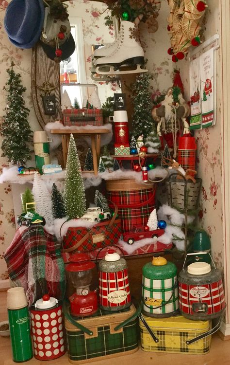 Vintage Cabin Christmas, Vintage Christmas Vignettes, Camping Display, Vintage Christmas Display, Camp Christmas, Retro Cabin, Christmas Camping, Camping Christmas, Christmas Booth