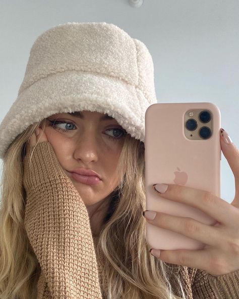 Trendy Winter Bucket Hat, Shearling Bucket Hat Outfit, Sherpa Bucket Hat Outfit Winter, Trendy White Winter Bucket Hat, Sherpa Hat, White Bucket Hat Outfit, Fluffy Bucket Hat Outfit, Bucket Hat Hairstyles, Cream Fuzzy Bucket Hat