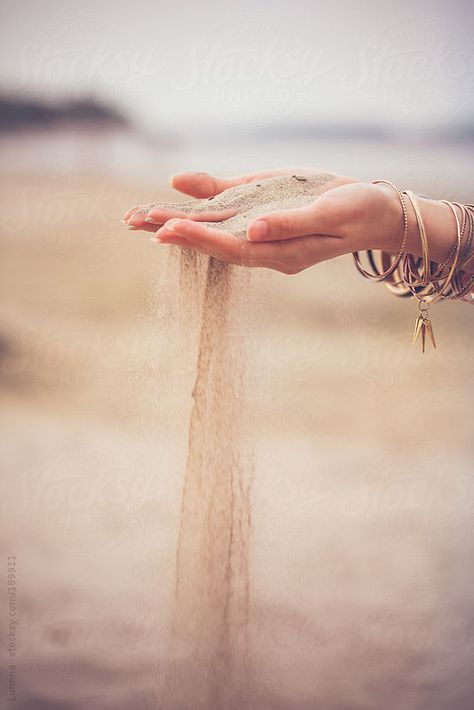 Woman letting sand fall through her fingers. Sand Images, Desert Woman, Hand Fotografie, Stile Hippie Chic, Sand Watch, Sand Photography, Desenio Posters, Woman On The Beach, Time Is Of The Essence