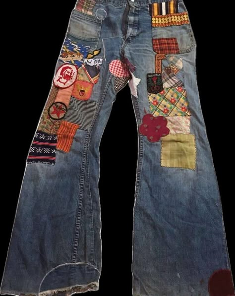 Diy Patch Work Jeans, Cute Diy Jeans, Patches On Pants, Jean Patches Ideas, Drawing On Pants, Diy Jeans Upcycle, Patchy Jeans, Jeans Diy Ideas, Patchwork Jeans Outfit