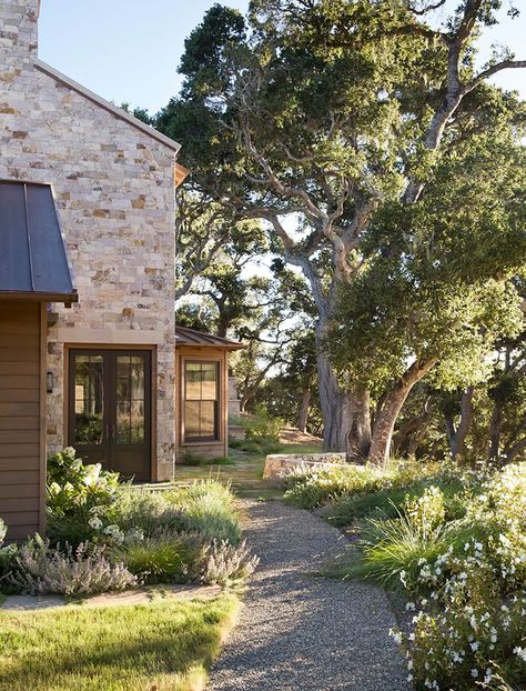 Near Carmel by the Sea, discreetly nestled in an oak grove at the edge of a meadow in the 20,000-acre Santa Lucia Preserve, this lovely contemporary take on a rural English cottage is sited to harmonize with the landscape’s wild beauty and maximize the residents’ enjoyment of living fully immersed in nature. #architecture #house #fashion #decor #diy #homedecor #amazingarchitecture #interiordesign #contemporaryhome #modern #residence #designer Modern English Cottage Exterior, English Cottage Exterior, Modern English Cottage, Modern English Country, Santa Lucia Preserve, Carmel California, Oak Grove, Rural House, Cottage Exterior