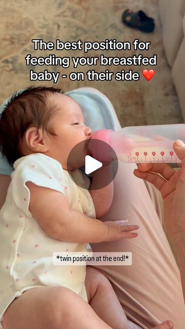 Bottle Feeding Positions Baby, Mother Feeding Baby, Feeding Twins, Mother Feeding, Formula Feeding, Baby Facts, Breastfed Baby, Feeding Time, Breastfeeding Tips