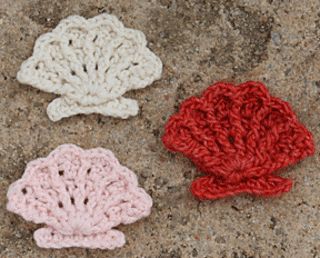 This pattern uses Front Post and Back Post stitches to suggest the lines on a scallop shell. The foot of the shell is crocheted separately and sewn on. Crochet Seashell Applique, Sea Motifs, Appliques Au Crochet, Conch Shells, Seashells Patterns, Crochet Embellishments, Clam Shells, Crochet Fish, Confection Au Crochet