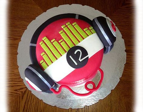 Beat Headphones Cake Headphones Cake Ideas, Headphones Cake, Beat Headphones, Dj Cake, Music Cakes, Music Cake, Celebration Cake, Banana Chocolate, Special Occasion Cakes