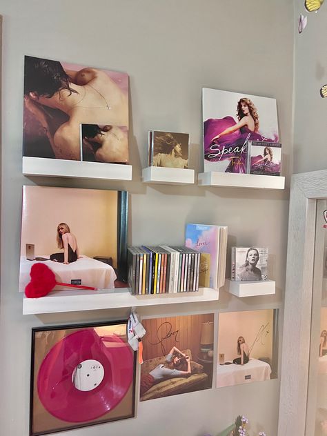 Room Ideas With Pictures On Wall, Taylor Coded Room, Room Decor Vinyl Records, Vinyl Wall Bedroom, Tv On Wall In Bedroom, Swiftie Room Ideas, Room Inspo Vinyl, Swiftie Room Aesthetic, Taylor Swift Vinyl Wall