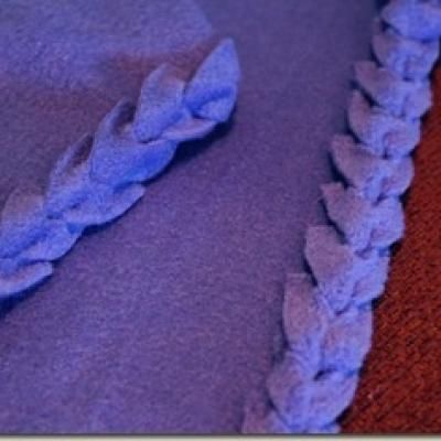 Finishing the edge on Fleece Blanket with Fancy Edging Tutorial {Fleece} Fleece Blanket Edging, Fleece Projects, No Sew Fleece Blanket, Diy Tricot, No Sew Blankets, Tie Blankets, Sewing Fleece, Weighted Blankets, Sew Ins