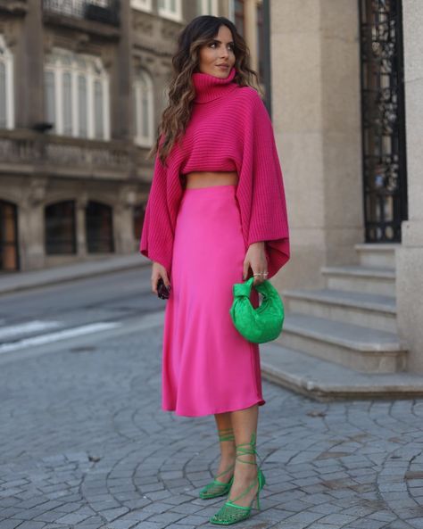 Fushia Outfit, Moonlit Winter, Romantic Wardrobe, Midi Skirt Outfit Winter, Valentine Fashion, Bright Colors Fashion, 21 Diner, Clothes Board, Chique Outfit