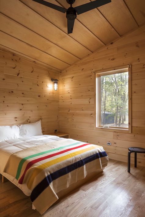 Cabin Sunroom, Knotty Pine Decor, Camp Bedroom, Minimalist Cabin, Modern Cabins, Ski Room, Contemporary Cabin, Wooden Cabin, Cabin Bedroom