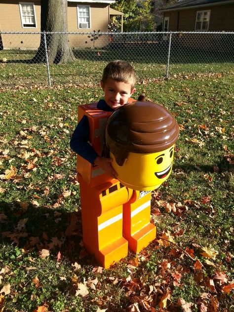 Emmet lego figure costume from LEGO MOVIE Lego Movie Costume, Lego Costume Diy, Lego Man Costumes, Halloween Lego, Funny Kid Costumes, Emmet Lego, Lego Film, Most Creative Halloween Costumes, Halloween Costumes 2014