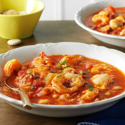 Seafood Cioppino Seafood Cioppino, Cioppino Recipe, Fajita Marinade, Dump Dinners, Fish Stew, Slow Cooking, Taste Of Home, Vintage Recipes, Stuffed Hot Peppers