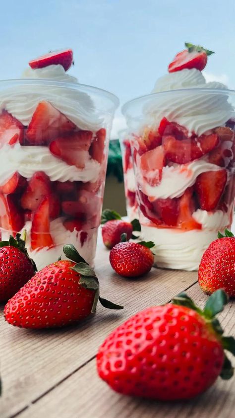 Strawberry Cafe Aesthetic, Creamy Strawberry Agua Fresca Recipe, Strawberry Fresca Crema, Strawberries And Whipped Cream Aesthetic, Thai Dessert, Strawberry Milkshake, Fruit Photography, Cafe Shop, Weird Food