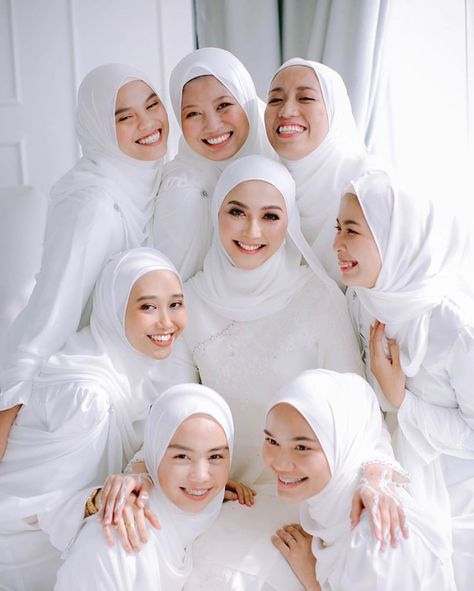 Malaysia Wedding Diaries on Instagram: “Bride squad bidadari kayangan 🥰 Semua white semua satu warna tapi pengantin still nmpak gorgeous 🥰😍 Wedding of @saidatulamin &…” Dress Wedding Hijab, Posing Bridesmaids, Photo Moodboard, Muslim Wedding Hijab, Moodboard Wedding, Malaysia Wedding, Bridesmaid Poses, Muslimah Wedding, Wedding Pose