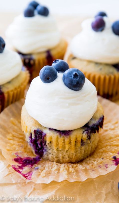 These Blueberries 'n Cream Cupcakes are bursting with vanilla, juicy blueberries, and a hint a lemon. Moist, flavorful, easy! Blueberry Cupcakes, Cream Cupcakes, Sally's Baking, Blueberry Recipes, Köstliche Desserts, Baking Cupcakes, Dessert Cupcakes, Yummy Cupcakes, Savoury Cake