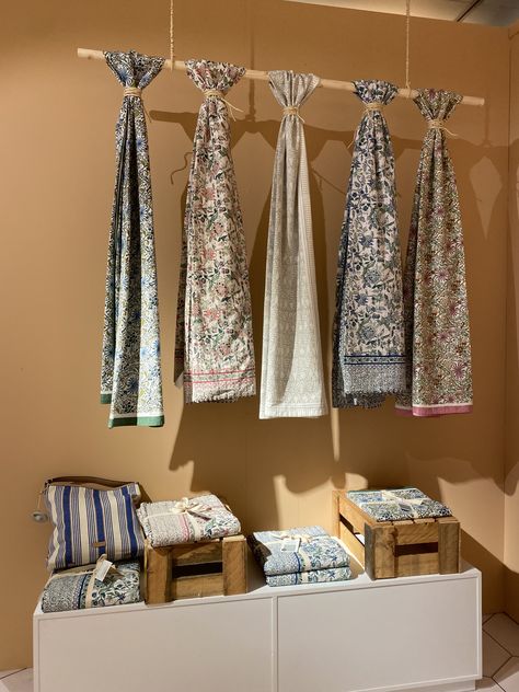 Fabric Sample Hanger Display, Tablecloth Display Ideas, Scarf Shop Design Ideas, Retail Scarf Display, Diy Scarf Display, Hijab Display Ideas, Scarves Display Visual Merchandising, Scarf Display Ideas Visual Merchandising, Scarves Display Ideas