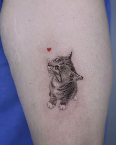 21 Adorable Cat Tattoo Ideas - Mom's Got the Stuff Cat Memorial Tattoo Small, Cat Tattoo Memorial, Cat Mom Tattoo, Unique Cat Tattoo, Cat Memorial Tattoo, A Cat Tattoo, Minimalist Cat Tattoo, Tattoo Character, Kitten Tattoo