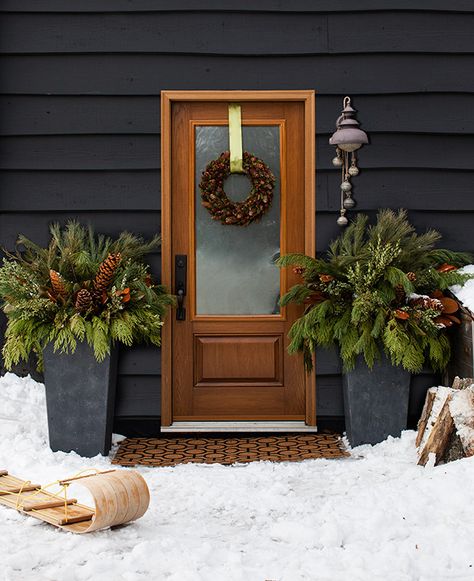 Dark Siding, Natal Natural, Navidad Natural, Black Cottage, Planter Decor, Rustic Front Door, Charcoal Paint, Winter Planter, Christmas House Lights