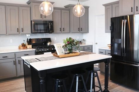 Dark Appliances Kitchen, Black Granite Countertops Kitchen, Black Stainless Steel Appliances, Black Stainless Steel Kitchen, Black Stainless Appliances, Black Appliances Kitchen, Kitchen Appliance Storage, Off White Kitchens, Dark Grey Kitchen