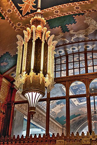 Arte Art Deco, Barrel Vault Ceiling, French Buildings, Building Lobby, Architecture Classic, Glass Chandeliers, Ancient Near East, Unique Buildings, Art Deco Architecture