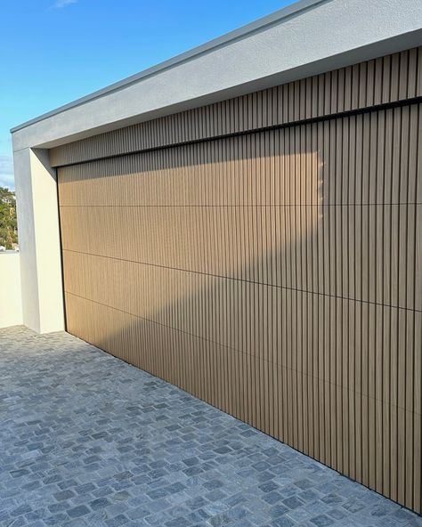 timber batten garage door Wood Panel Garage Doors, Wooden Garage Doors Modern, Wood Slat Garage Door, Mid Century Modern Garage Door, Modern Garage Doors Ideas, Wood Look Garage Doors, Garage Door Exterior, Dubai Townhouse, Garage Doors Wood