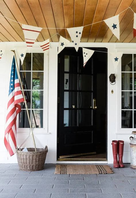 Fourth Of July Front Porch, Fourth Of July Bunting, July Decorating Ideas, Diy Bunting, Porch Diy, Diy Porch Decor, Bunting Diy, Fourth Of July Decorations, Season Decor