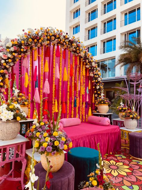 Themes For Sangeet Function, Mehandi Decoration Ideas Mehndi Decor, Mehandi Background Decoration, Mehendi Theme Decor, Marriage Mandap Decoration Indian, Mehendi Backdrop Decor, Mehendi Night Decoration, Outdoor Mehendi Decor Ideas, Pink Mehendi Decor