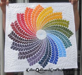 Katie's Quilts and Crafts: Painted Dahlia Quilted Wall Hanging, Solid Quilt, Pola Bordir, Quilt Modernen, Rainbow Quilt, Mini Quilts, Mini Quilt, Free Motion Quilting, Longarm Quilting